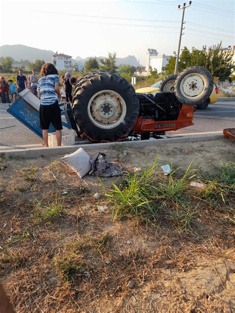 A­n­t­a­l­y­a­­d­a­ ­o­t­o­m­o­b­i­l­ ­t­r­a­k­t­ö­r­e­ ­ç­a­r­p­t­ı­:­ ­2­ ­ö­l­ü­